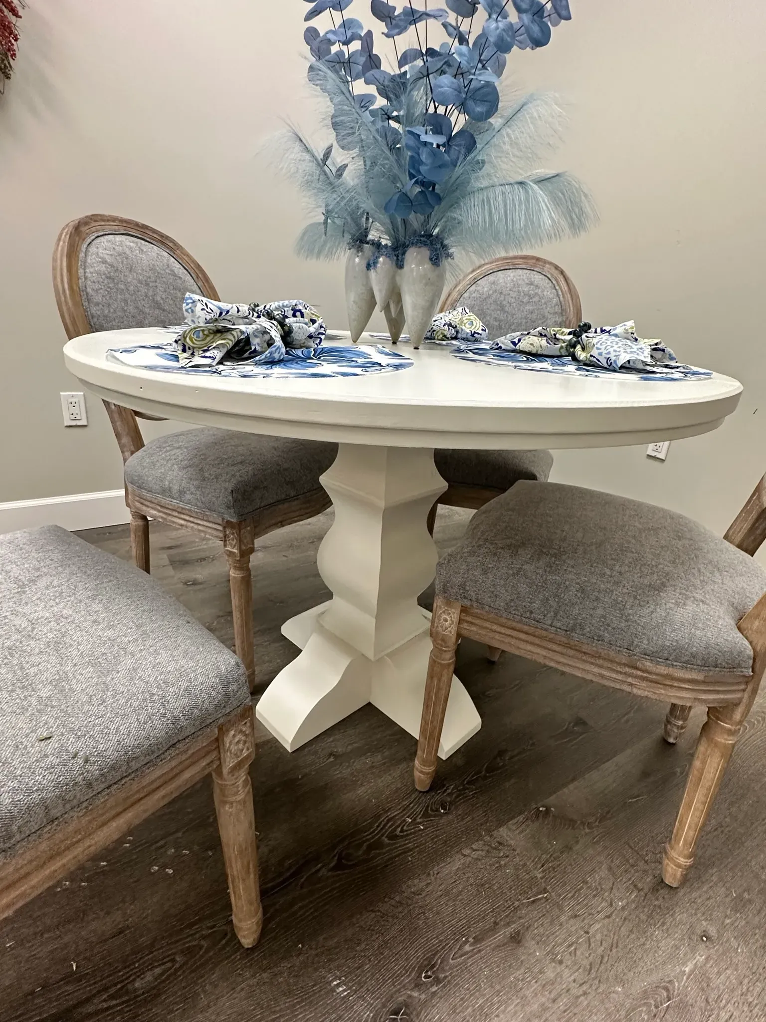 Round pedestal leg tables