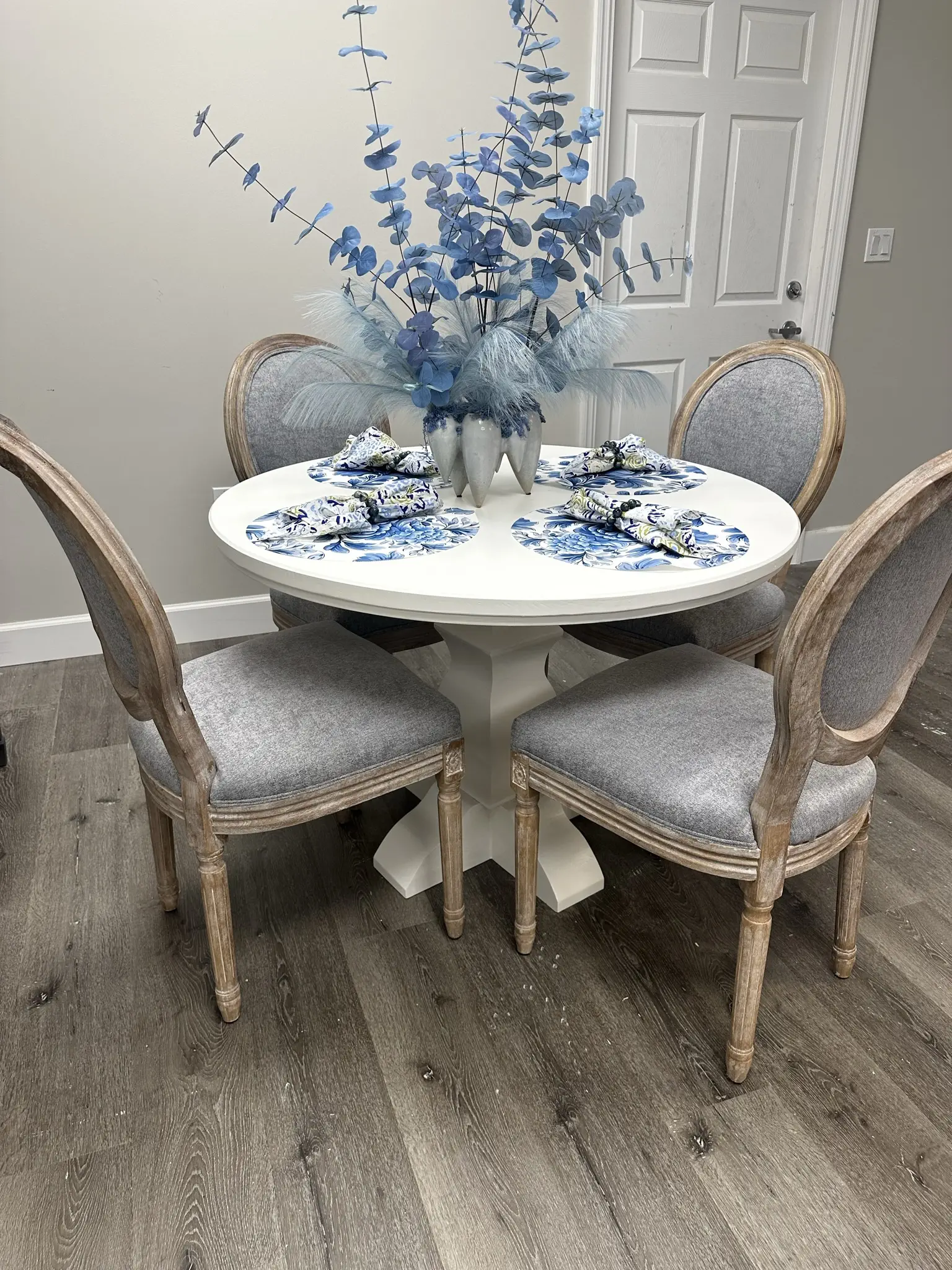 Annabelle Island Round Table